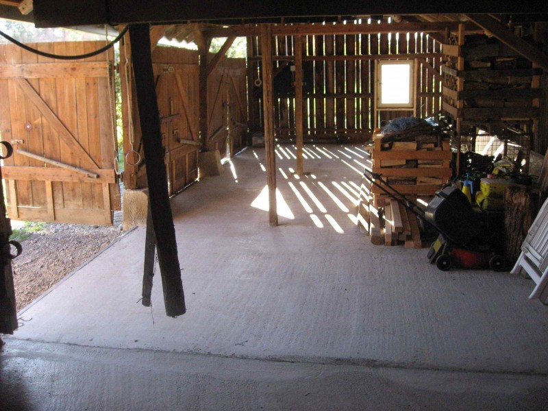 Blick in den Schuppen (noch ohne eingebauten Hühnerstall).jpg