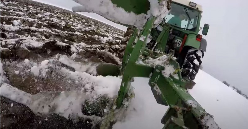 Schneepflüger Detail Pflugarbeit.JPG