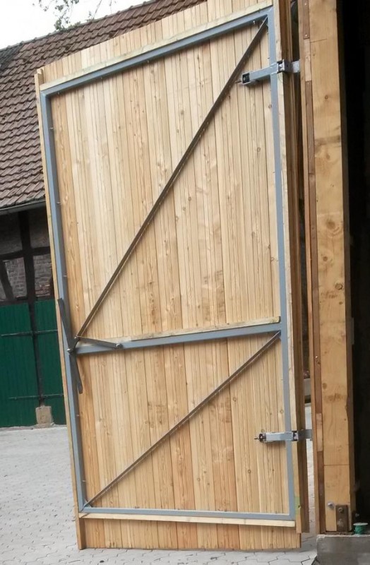 K_Schuppentor von Innen.JPG