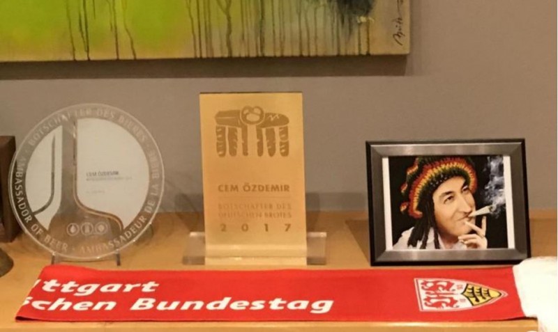 Cem Özdemir Büro Trophäen.JPG