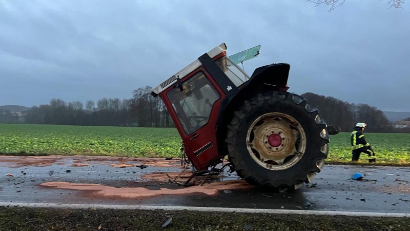 2022-12-20-18246-1-ni-melle-lkw-gegen-traktor-nwm-tv-02.jpg
