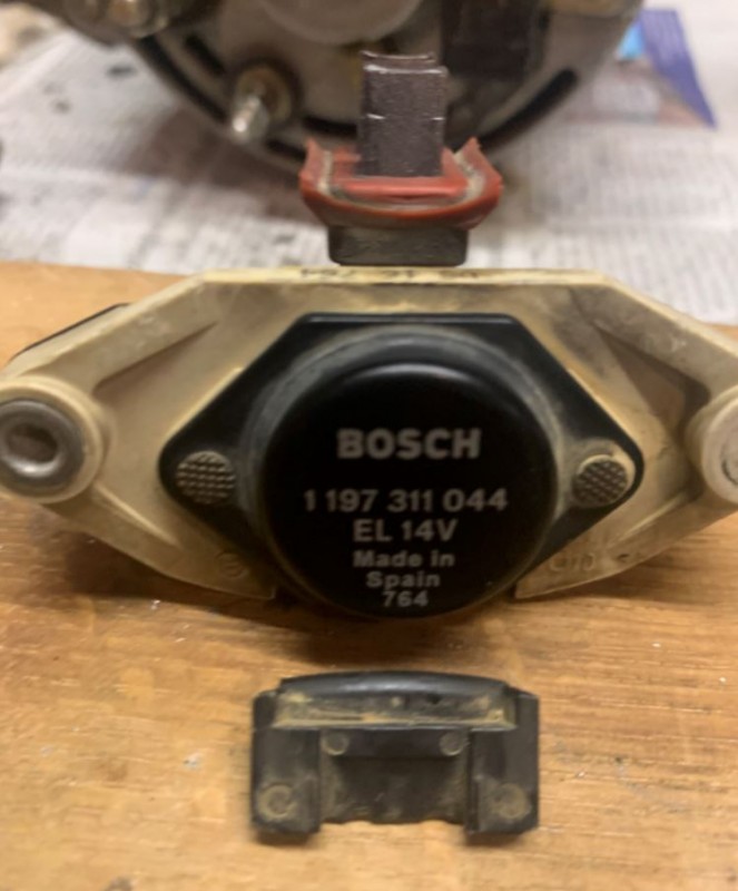Regler für Bosch Lichtmaschine 14V mit Abdeckung.JPG