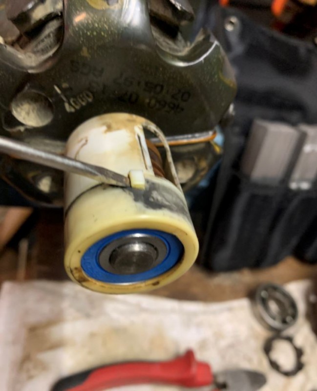 Bosch Lichtmaschine Kunststoffgehäuse Reglerlager.JPG