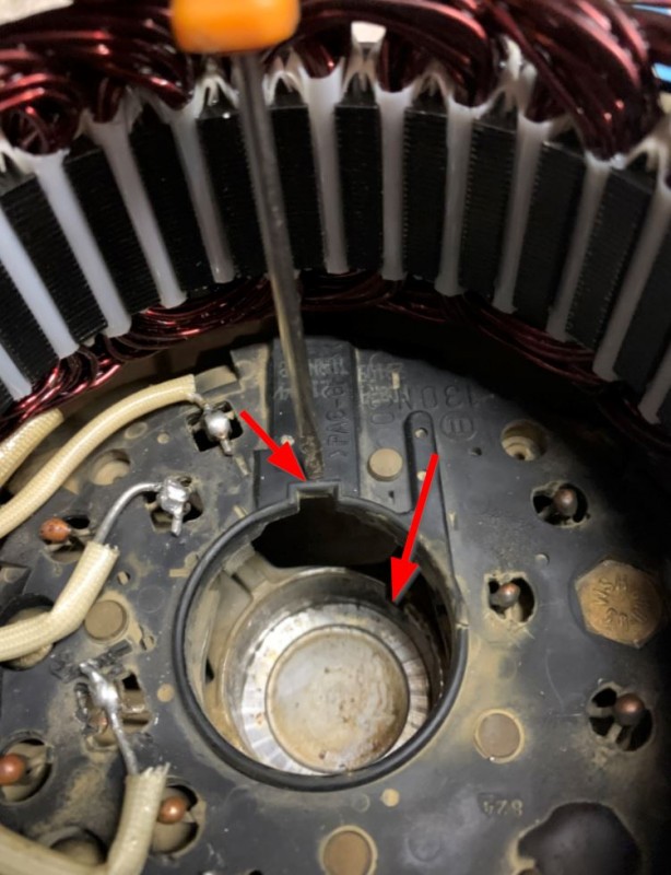 Bosch Lichtmaschine Nut in der Diodenplatte und rechts hinten in der Rückwand.JPG