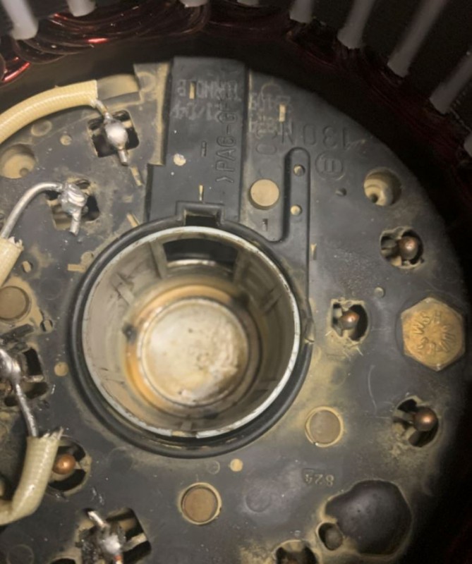 Bosch Lichtmaschine mit eingebautem Kunststoffgehäuse für Reglerlager.JPG