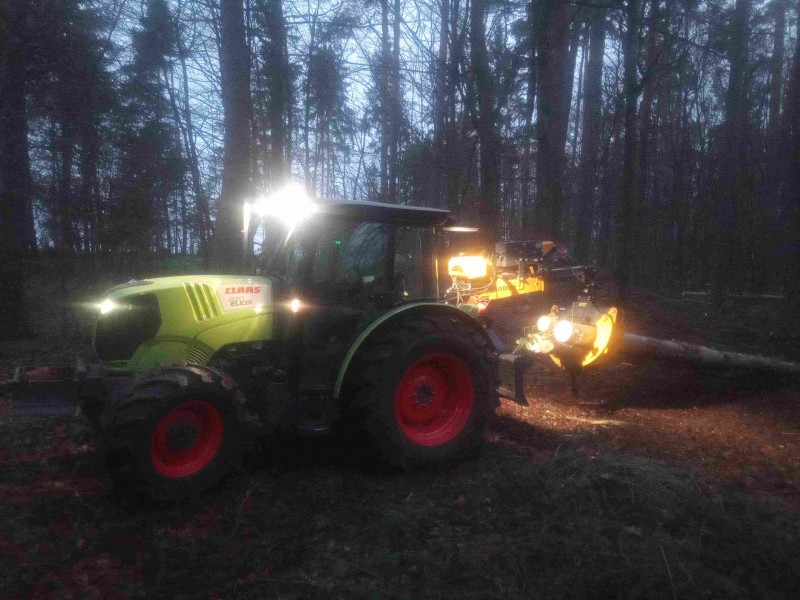 Claas mit Zange bei Dämmerung...2023 comp..jpg