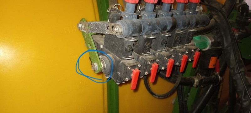 UF 1200 Bedienungsarmatur SChraube.jpg