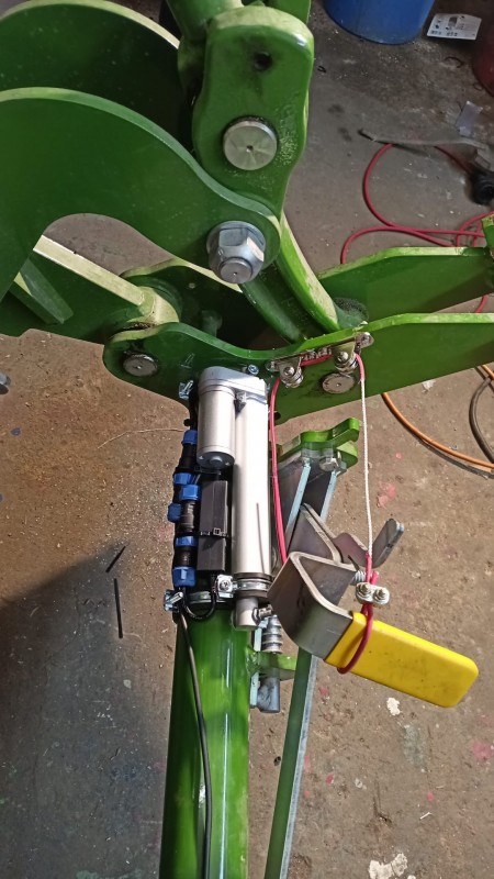 Fendt 211 Umbau 12 Frontladerverriegelung.jpg