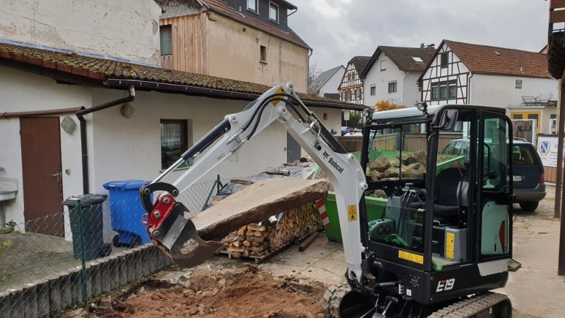 Bobcat mit Betonplattek.jpg