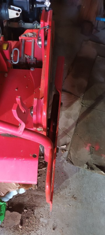 Pöttinger Lion Seitenschild Bild von oben leicht verbogen.jpg