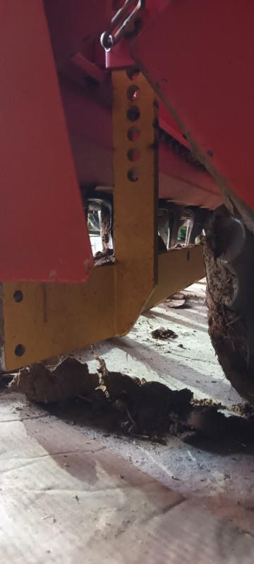 Pöttinger Lion Seitenschild Bild von hinten vor der Packerwalze.jpg