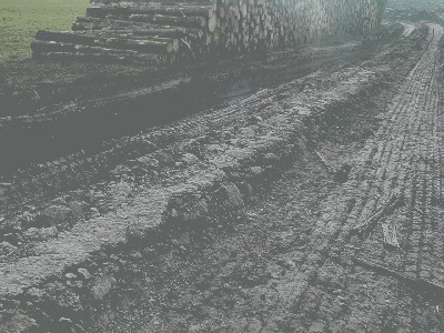 ehemals asphaltierter Feldweg, nachdem 20 LKW drüber gefahren sind.JPG