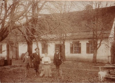 Haus_um_1915_mit_Großvater_Großonkel_Urgroßvater_Urgroßmutter.JPG