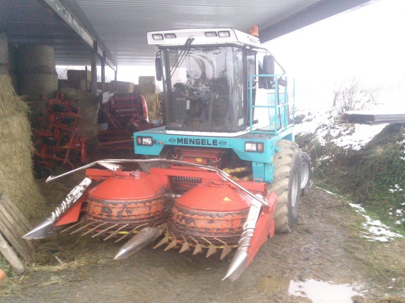 Noch ein Paar Bilder von 2011 gefunden, unser Mammut 6300, dahinter die  Lely Presse  und der Kuhn GF.jpg