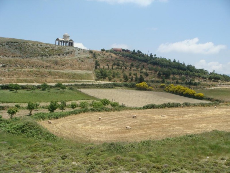 Kreta 2014 Weizenfeld mit Kapelle.JPG