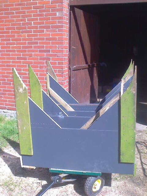 02 Sägebock auf Bollerwagen.jpg