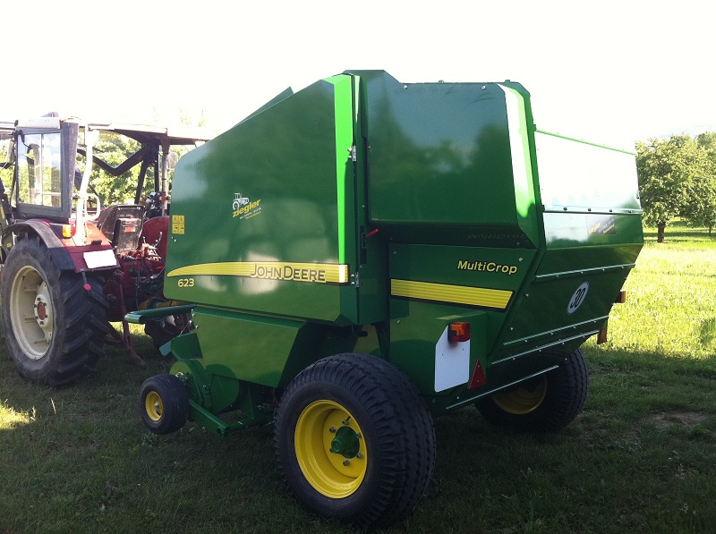 Ihc 733, John Deere 623 Rundballenpresse Kopie.JPG