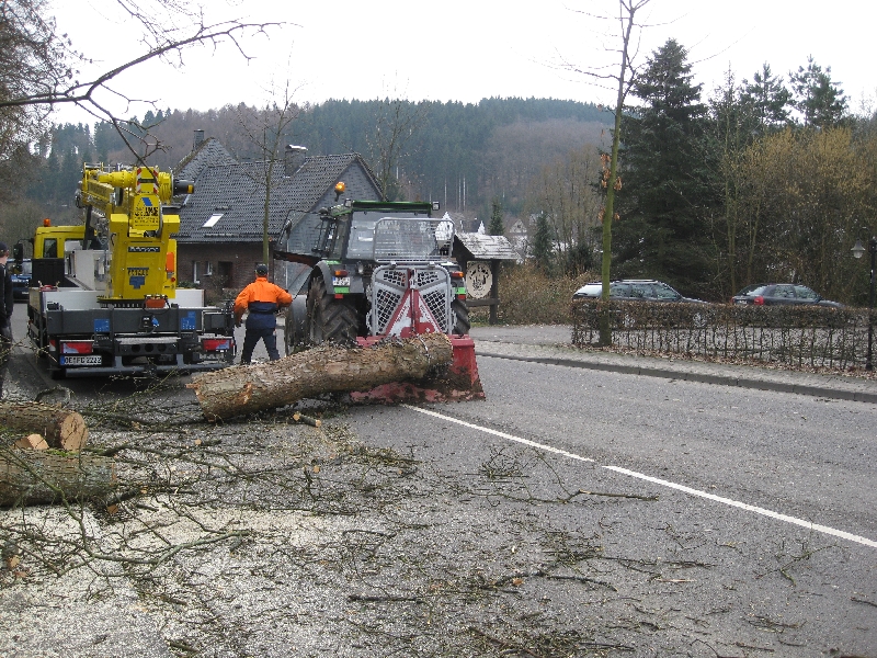 3 Strasse frei machen.JPG