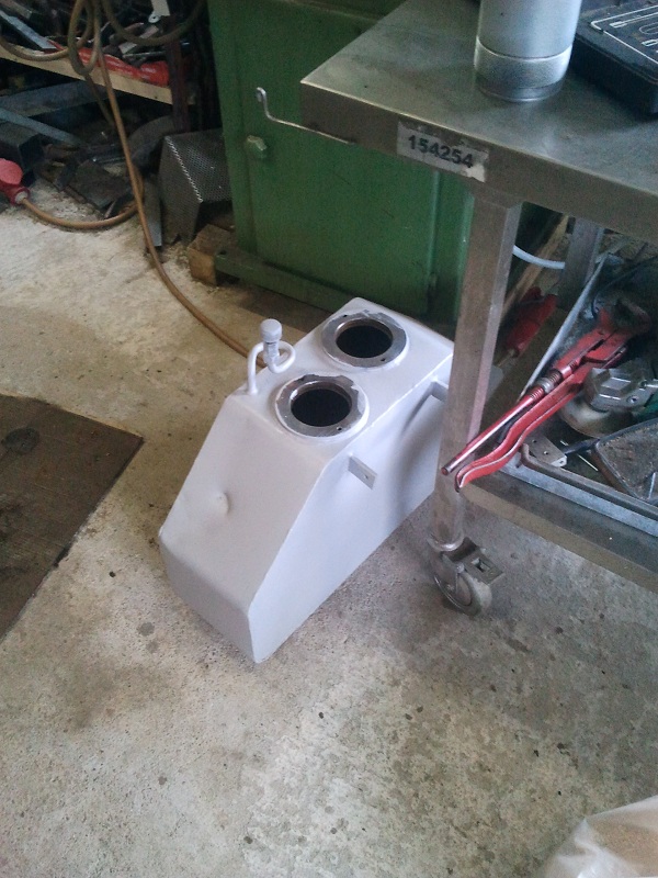 Tank 2 mal grundiert.jpg