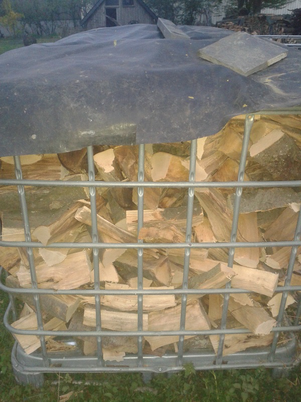 Brennholz abgedeckt für den Kunden.jpg