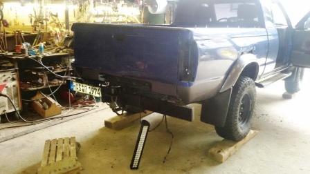 4. Alte Ladefläche Lichter abbauen.jpg